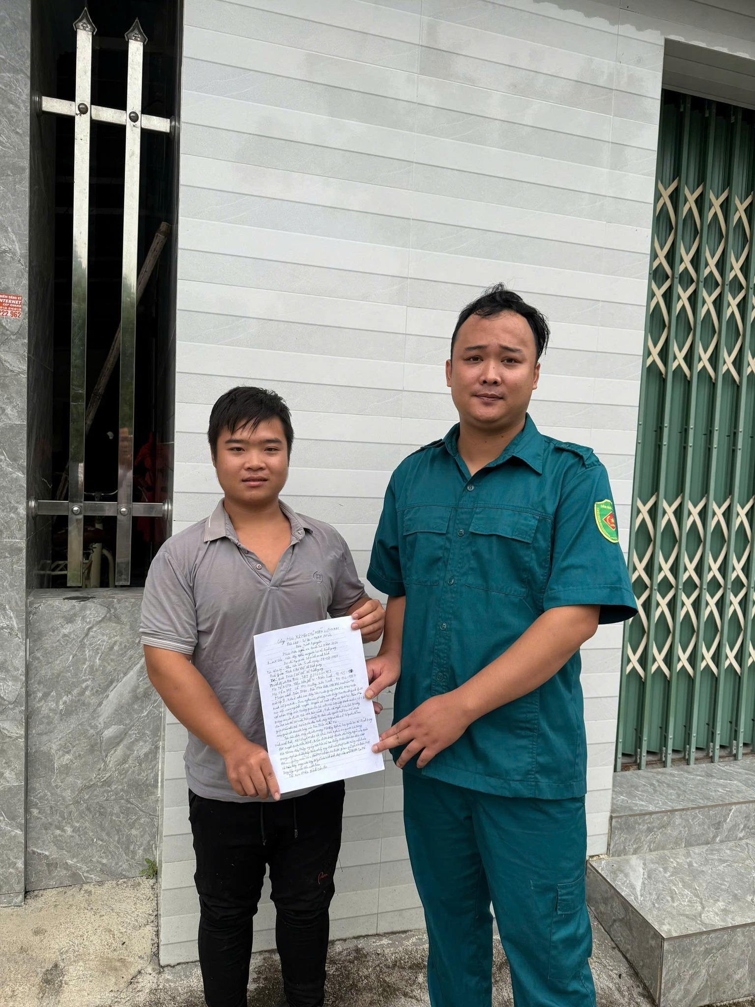 Thanh niên xã Bình Giang hăng hái viết đơn tình nguyện nhập ngũ