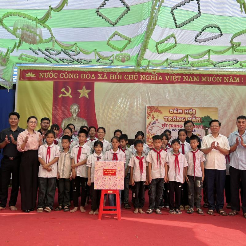 Các đồng chí Lãnh đạo xã Bình Lục thăm và tặng quà Trung thu cho các cháu thiếu niên, nhi đồng trên địa xã