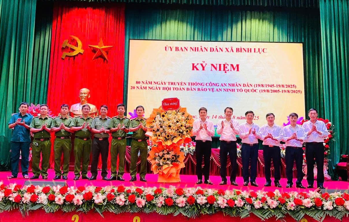 Ủy ban nhân dân xã Bình Lục tổ chức Lễ kỷ niệm 80 năm Ngày truyền thống Công an nhân dân Việt Nam và 20 năm Hội nghị toàn dân bảo vệ An ninh Tổ quốc.