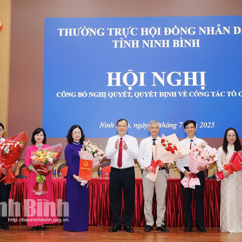 Thường trực HĐND tỉnh công bố Nghị quyết, Quyết định về công tác cán bộ