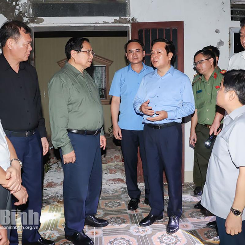 Thủ tướng Chính phủ Phạm Minh Chính thăm hỏi, động viên nhân dân và kiểm tra công tác khắc phục hậu quả bão số 10 tại Ninh Bình