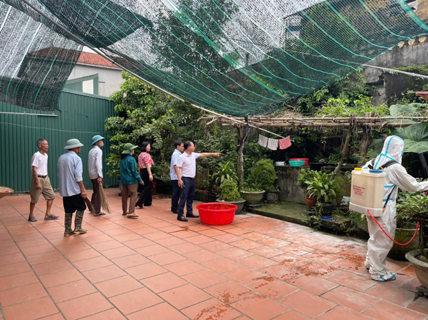 Ra quân chiến dịch diệt lăng quăng và phun thuốc diệt muỗi tại thôn Tiêu Thượng xã Bình Sơn