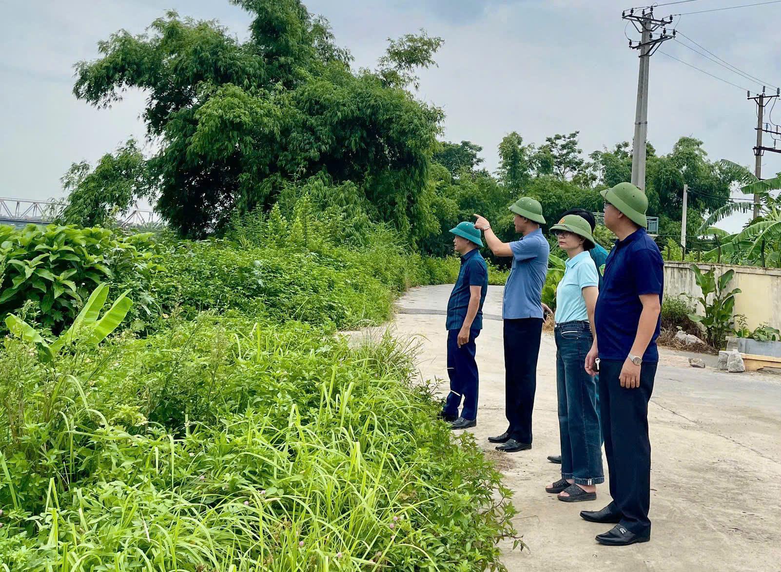 Các đồng chí lãnh đạo UBND Phường Châu Sơn kiểm tra công tác phòng chống thiên tai