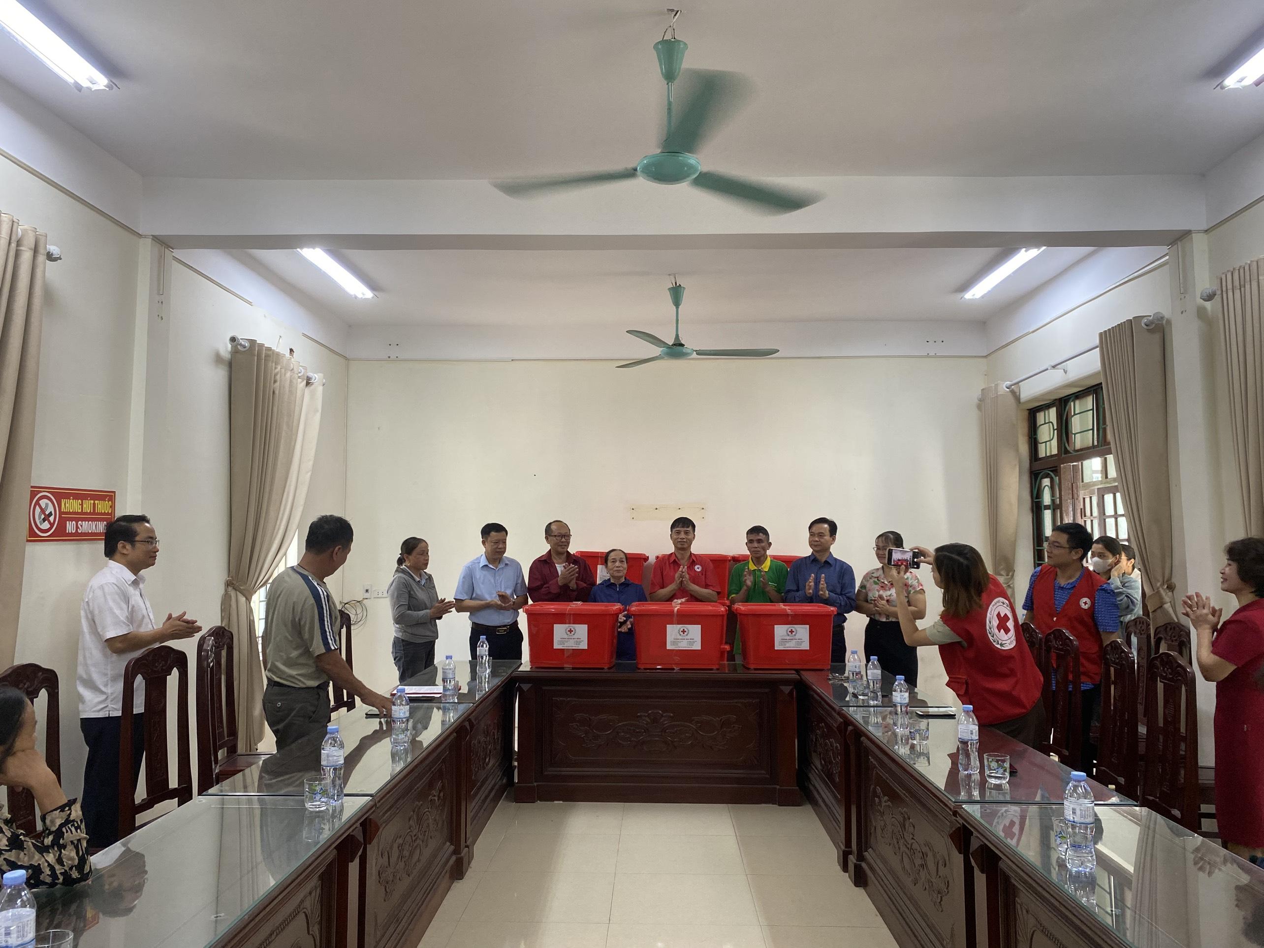 Hội Chữ thập đỏ tỉnh Ninh Bình trao tặng quà cho nhân dân bị ảnh hưởng bão số 10 trên địa bàn phường Châu Sơn