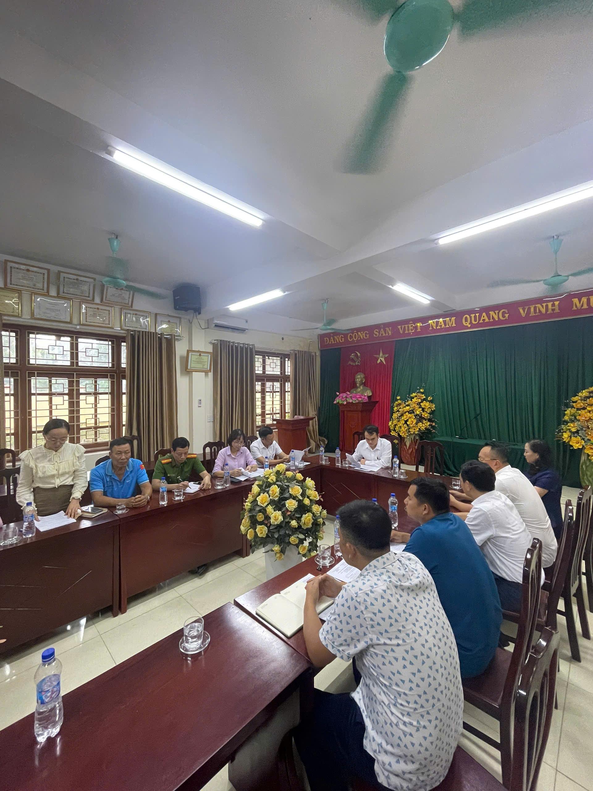 Tổ công tác của phường nghiệm thu các hạng mục công trình xây dựng của trường THCS Kiện Khê