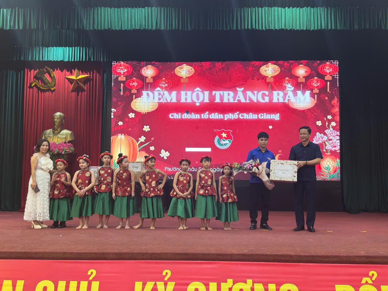 LÃNH ĐẠO ĐẢNG ỦY, HỘI ĐỒNG NHÂN DÂN, ỦY BAN NHÂN DÂN PHƯỜNG CHÂU SƠN DỰ VÀ CHÚC MỪNG TẾT TRUNG THU TẠI CÁC TỔ DÂN PHỐ