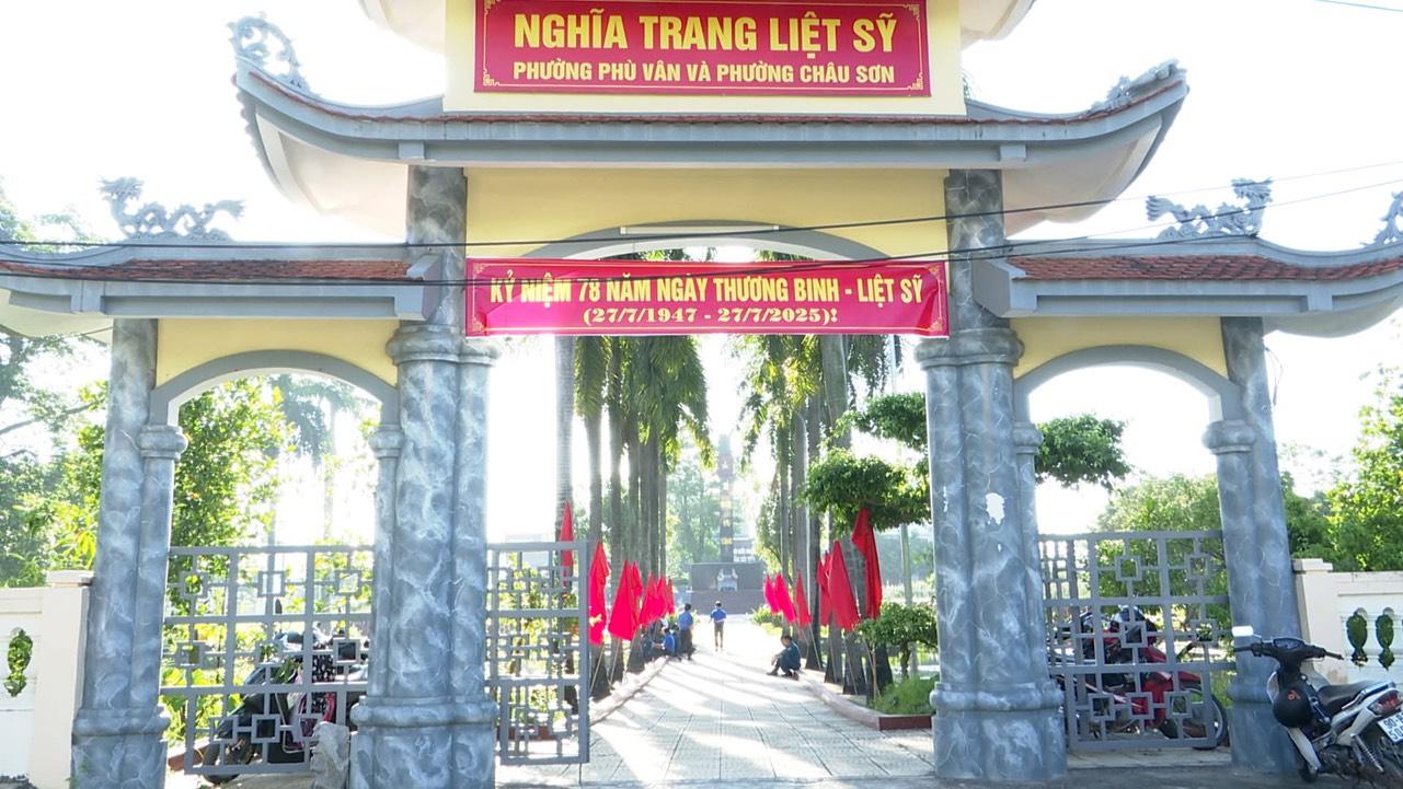 Phường Châu Sơn tổ chức dâng hương tại Nghĩa trang Liệt sỹ trước thềm Đại hội Đảng bộ phường lần thứ I, nhiệm kỳ 2025-2030