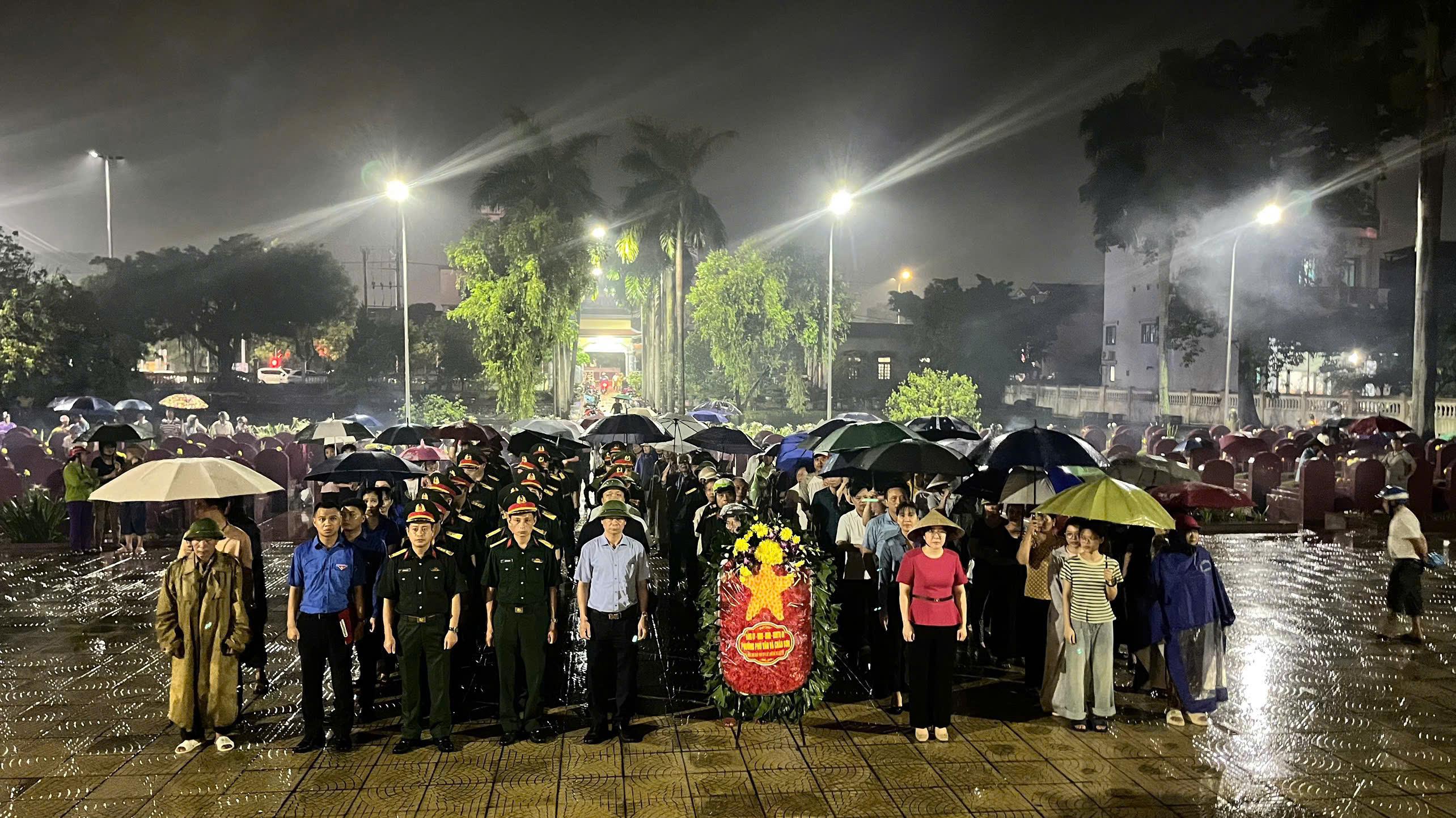 Đoàn đại biểu cán bộ, nhân dân và học sinh phường Châu Sơn dâng hương và thắp nến tri ân tại nghĩa trang liệt sỹ của phường