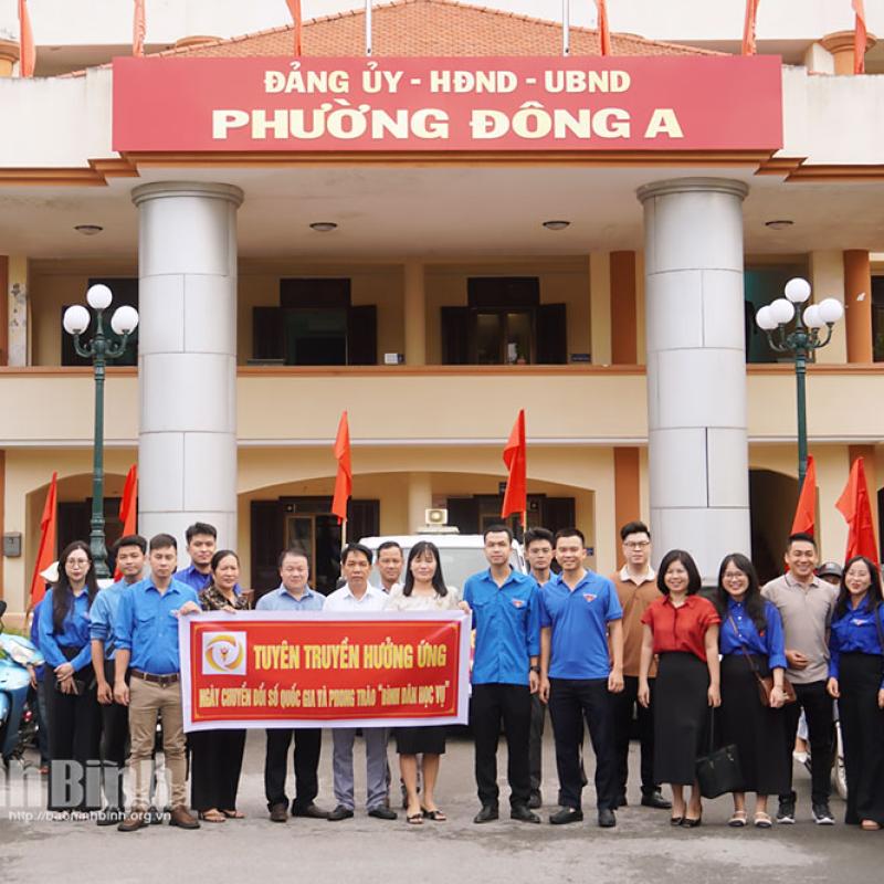 Diễu hành tuyên truyền hưởng ứng ngày Chuyển đổi số quốc gia 10/10 và phong trào “Bình dân học vụ số”