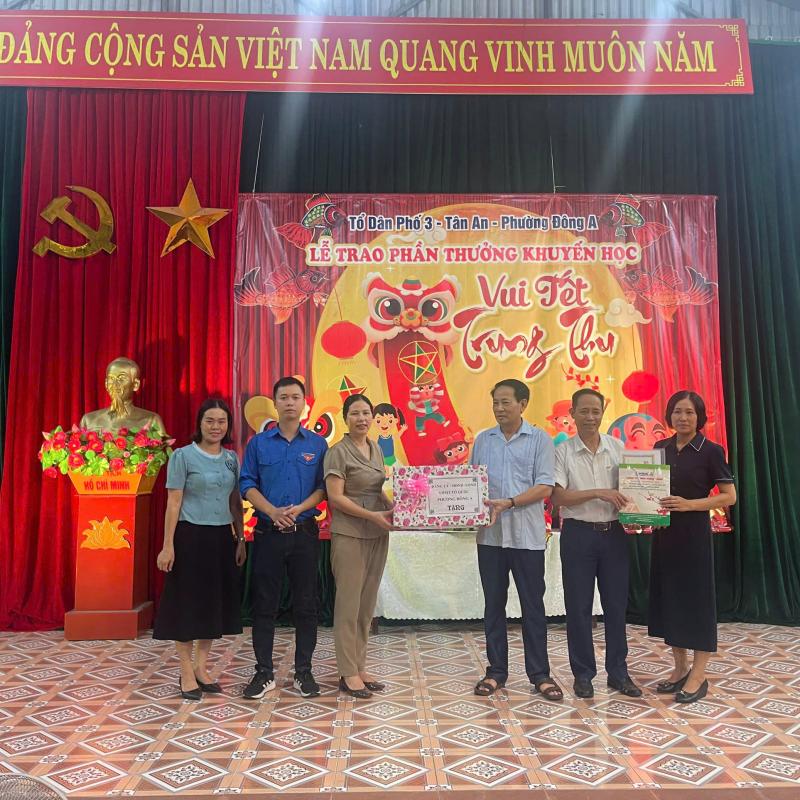 Các đồng chí Lãnh đạo phường thăm, tặng quà các cháu thiếu niên, nhi đồng nhân dịp Tết Trung thu năm 2025 tại các Tổ dân phố trên địa bàn