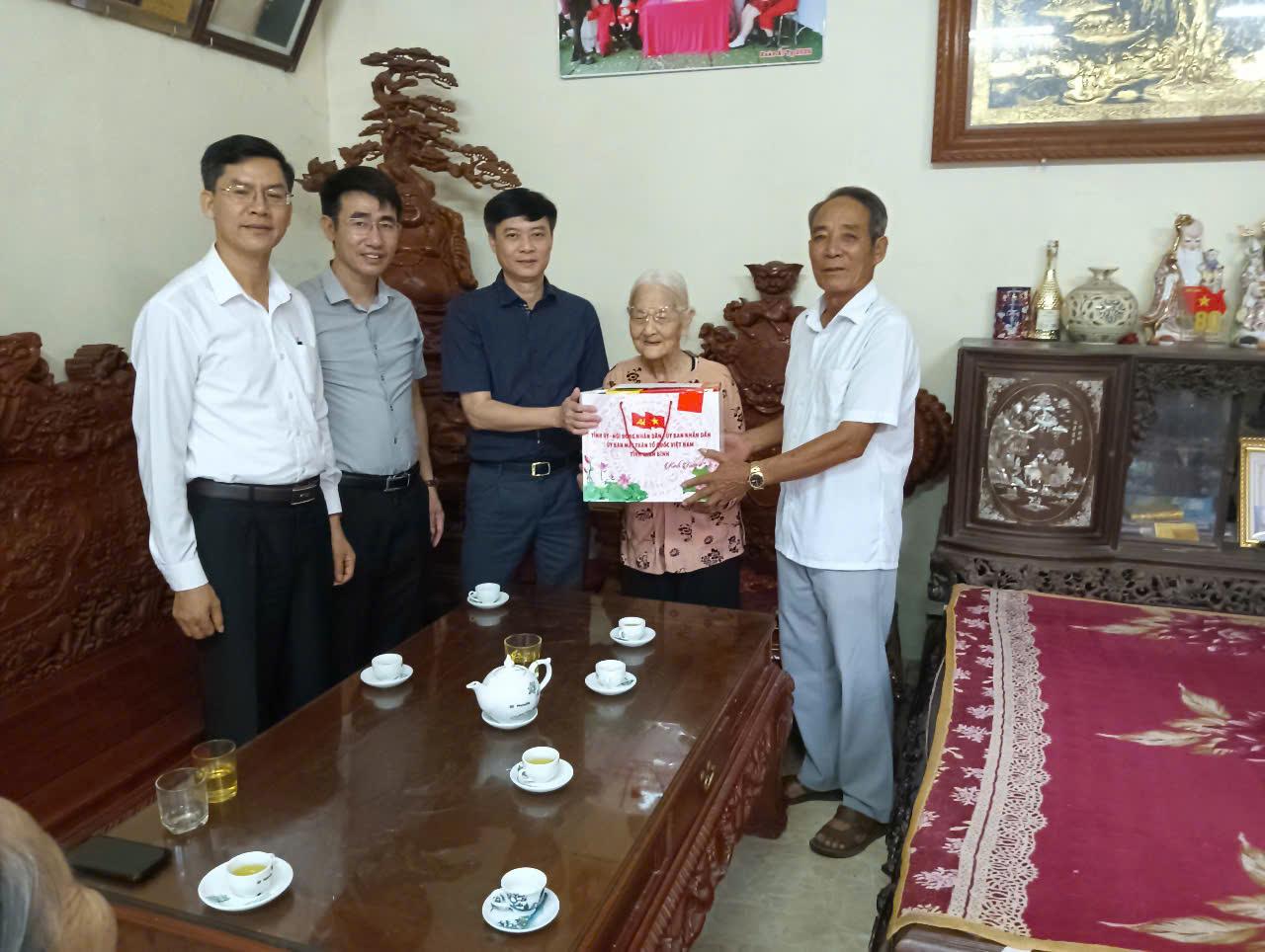 Các đồng chí Lãnh đạo phường thăm và tặng quà gia đình chính sách nhân dịp kỷ niệm 78 năm ngày Thương binh - Liệt sĩ