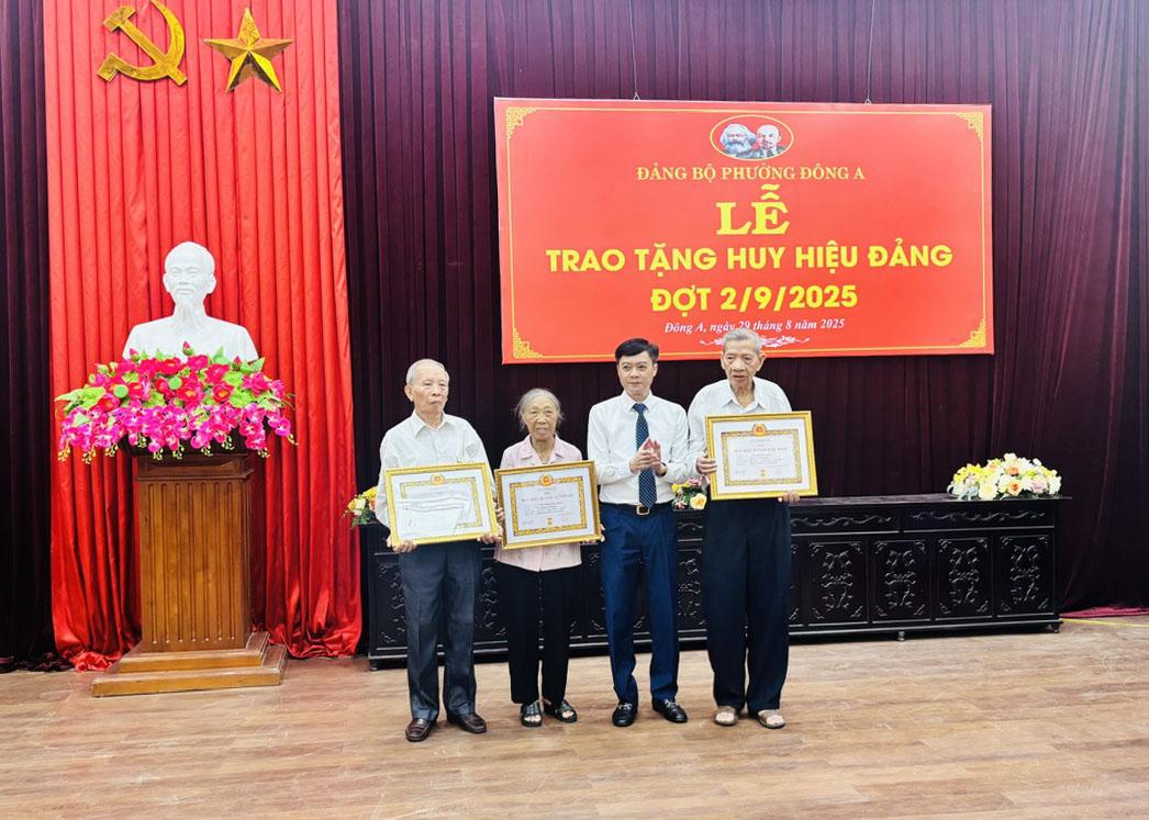 Đảng ủy phường Đông A tổ chức trao tặng huy hiệu đảng đợt 02/9/2025