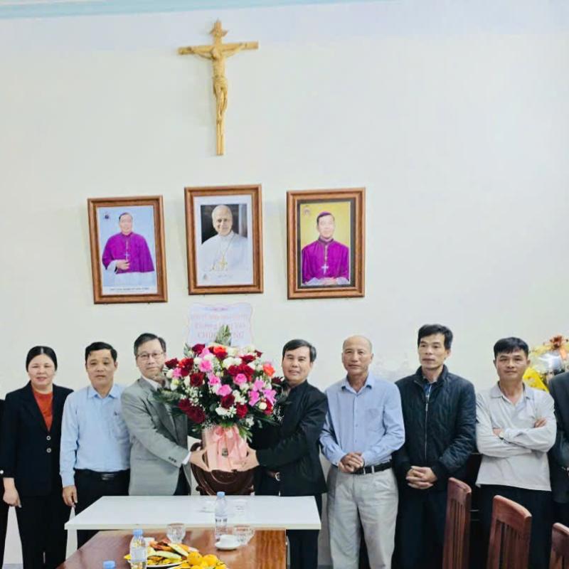 Ngày 23/10/2025, tại Giáo xứ Ngọc Thị, Đoàn công tác của Đảng ủy – HĐND – UBND – UBMTTQVN phường Đồng Văn và Ban Chỉ đạo công tác tôn giáo phường đã đến chúc mừng Linh mục An-tôn Phạm Văn Giảng được Đức Tổng Giám mục thuyên chuyển về đảm nhiệm chức v