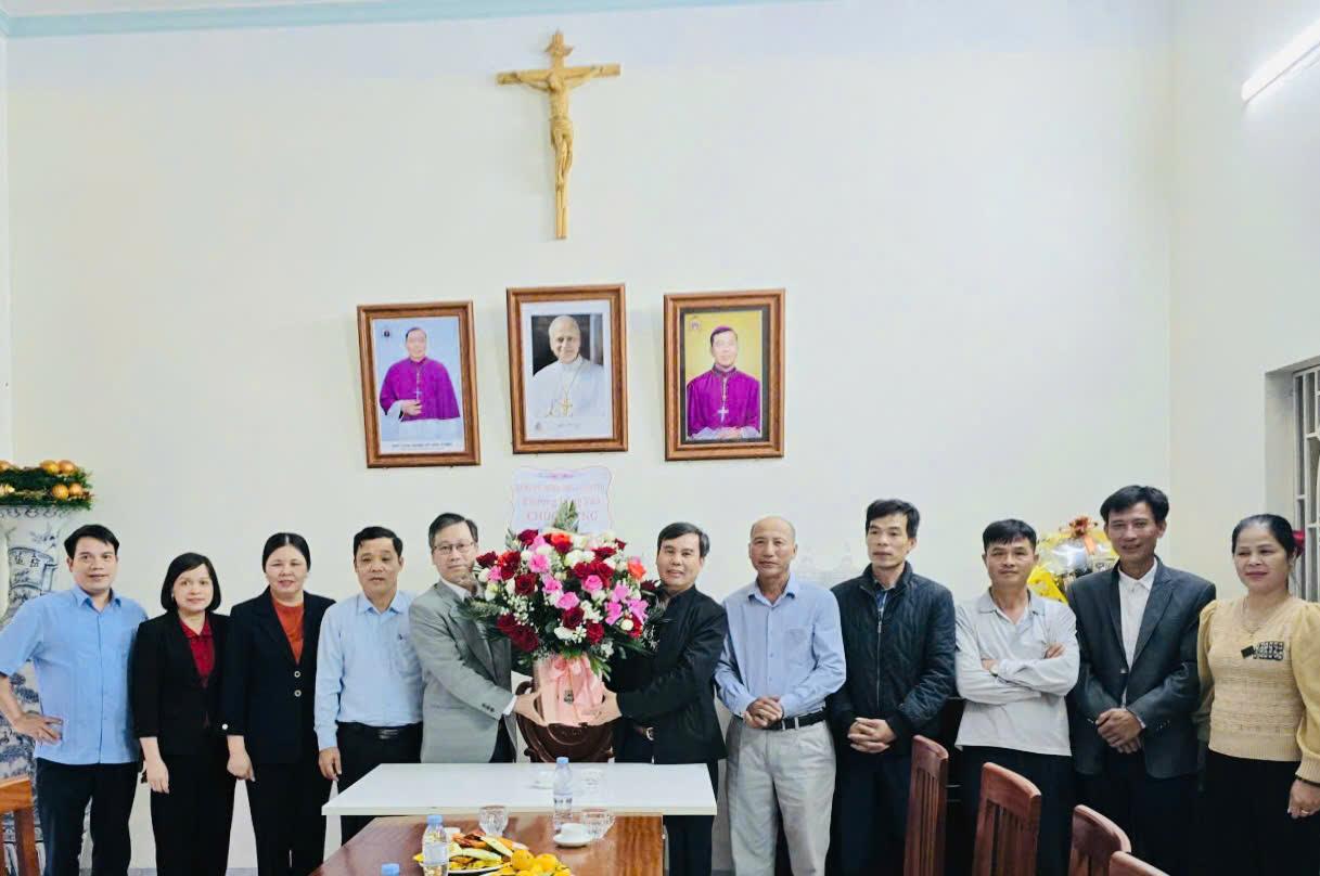 Ngày 23/10/2025, tại Giáo xứ Ngọc Thị, Đoàn công tác của Đảng ủy – HĐND – UBND – UBMTTQVN phường Đồng Văn và Ban Chỉ đạo công tác tôn giáo phường đã đến chúc mừng Linh mục An-tôn Phạm Văn Giảng được Đức Tổng Giám mục thuyên chuyển về đảm nhiệm chức v