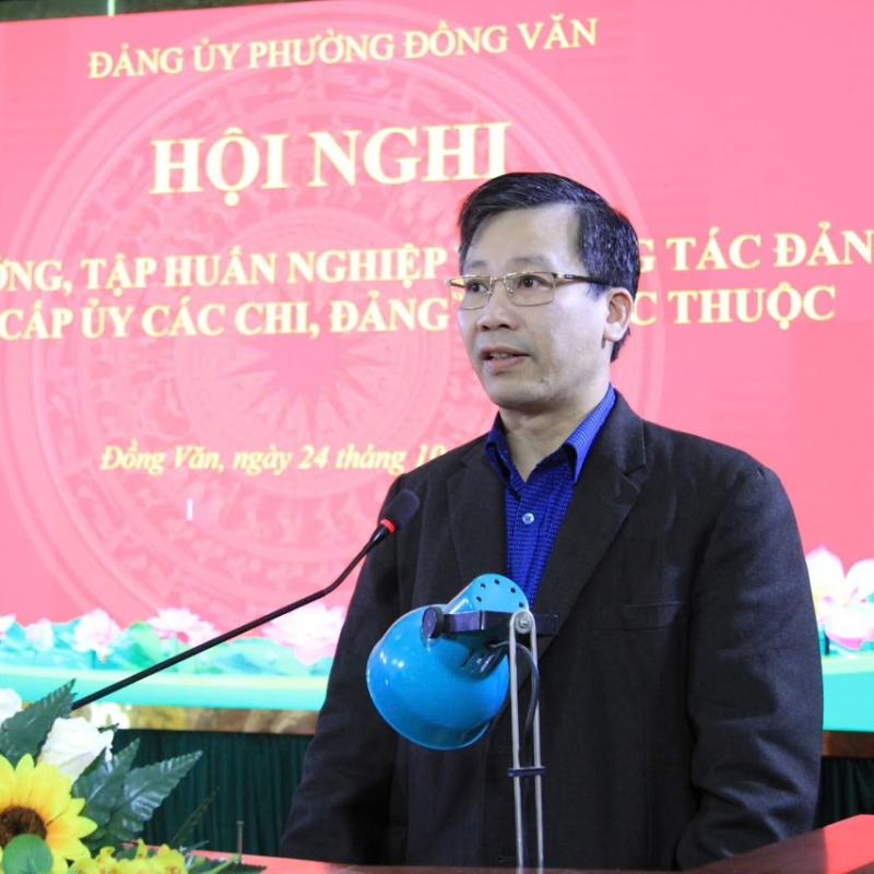 Thực hiện Kế hoạch số 21-KH/ĐU ngày 20/10/2025 của Đảng ủy phường Đồng Văn, chiều ngày 24/10/2025, Đảng ủy phường Đồng Văn tổ chức Hội nghị bồi dưỡng, tập huấn nghiệp vụ công tác Đảng cho cấp ủy các chi, đảng bộ trực thuộc