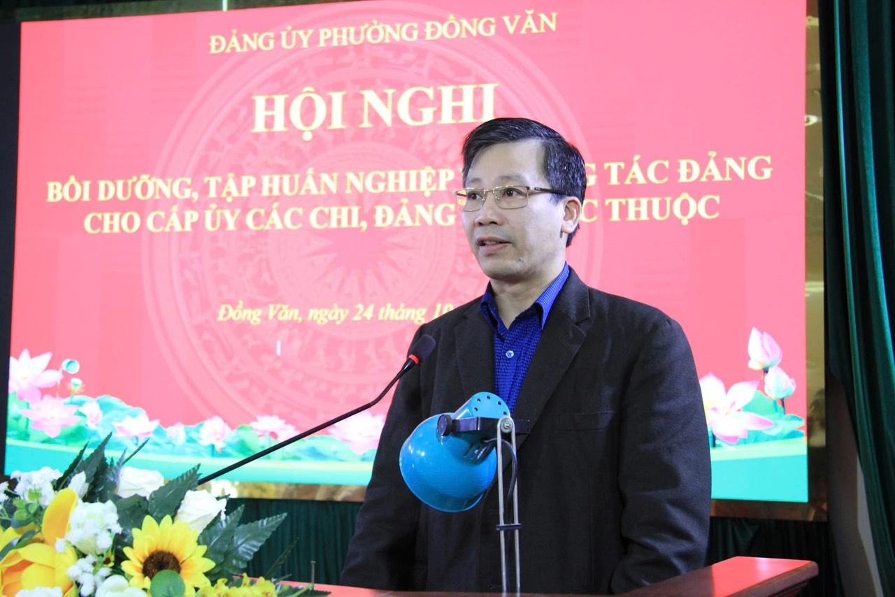 Thực hiện Kế hoạch số 21-KH/ĐU ngày 20/10/2025 của Đảng ủy phường Đồng Văn, chiều ngày 24/10/2025, Đảng ủy phường Đồng Văn tổ chức Hội nghị bồi dưỡng, tập huấn nghiệp vụ công tác Đảng cho cấp ủy các chi, đảng bộ trực thuộc