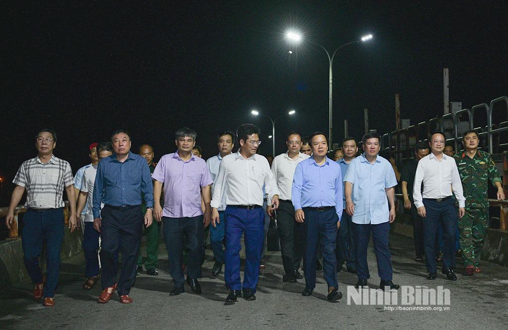 Đồng chí Chủ tịch UBND tỉnh Phạm Quang Ngọc kiểm tra một số công trình phòng, chống lũ, bão trọng điểm
