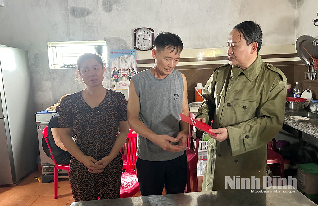 Các đồng chí lãnh đạo tỉnh thăm hỏi, chia buồn cùng các gia đình có người thiệt mạng và bị thương do cơn bão số 10 và giông lốc