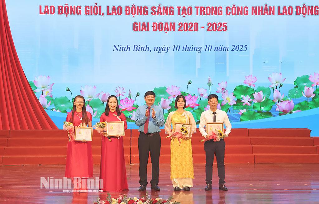 bieu-duong-hon-100-tap-the-ca-nhan-trong-phong-tra-1.jpg