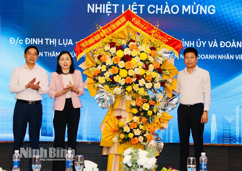 Đồng chí Phó Bí thư Thường trực Tỉnh ủy Đinh Thị Lụa thăm, chúc mừng các doanh nghiệp nhân Ngày Doanh nhân Việt Nam