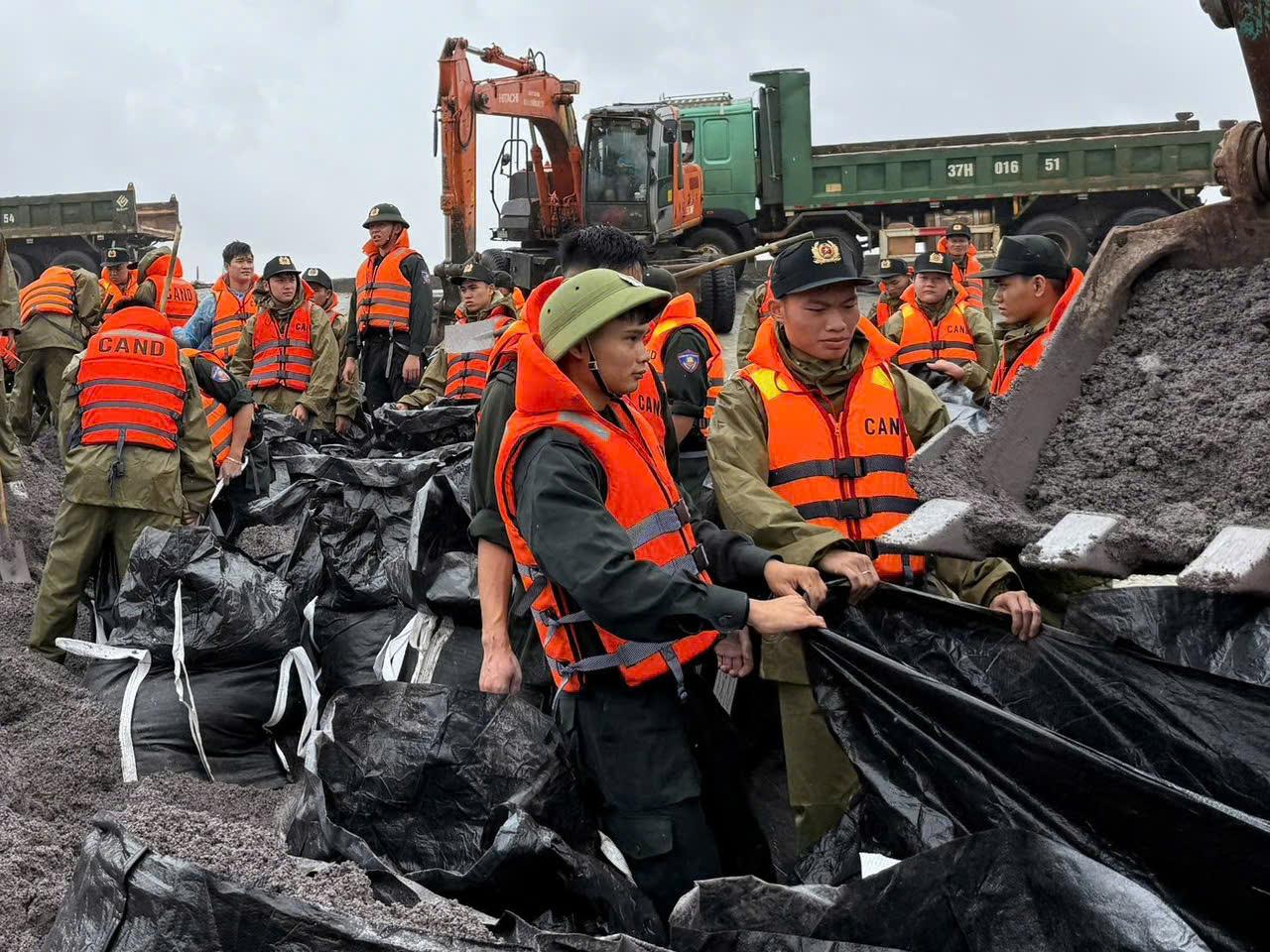 UBND tỉnh yêu cầu khẩn trương hỗ trợ Nhân dân khắc phục hậu quả bão số 10 và mưa lũ