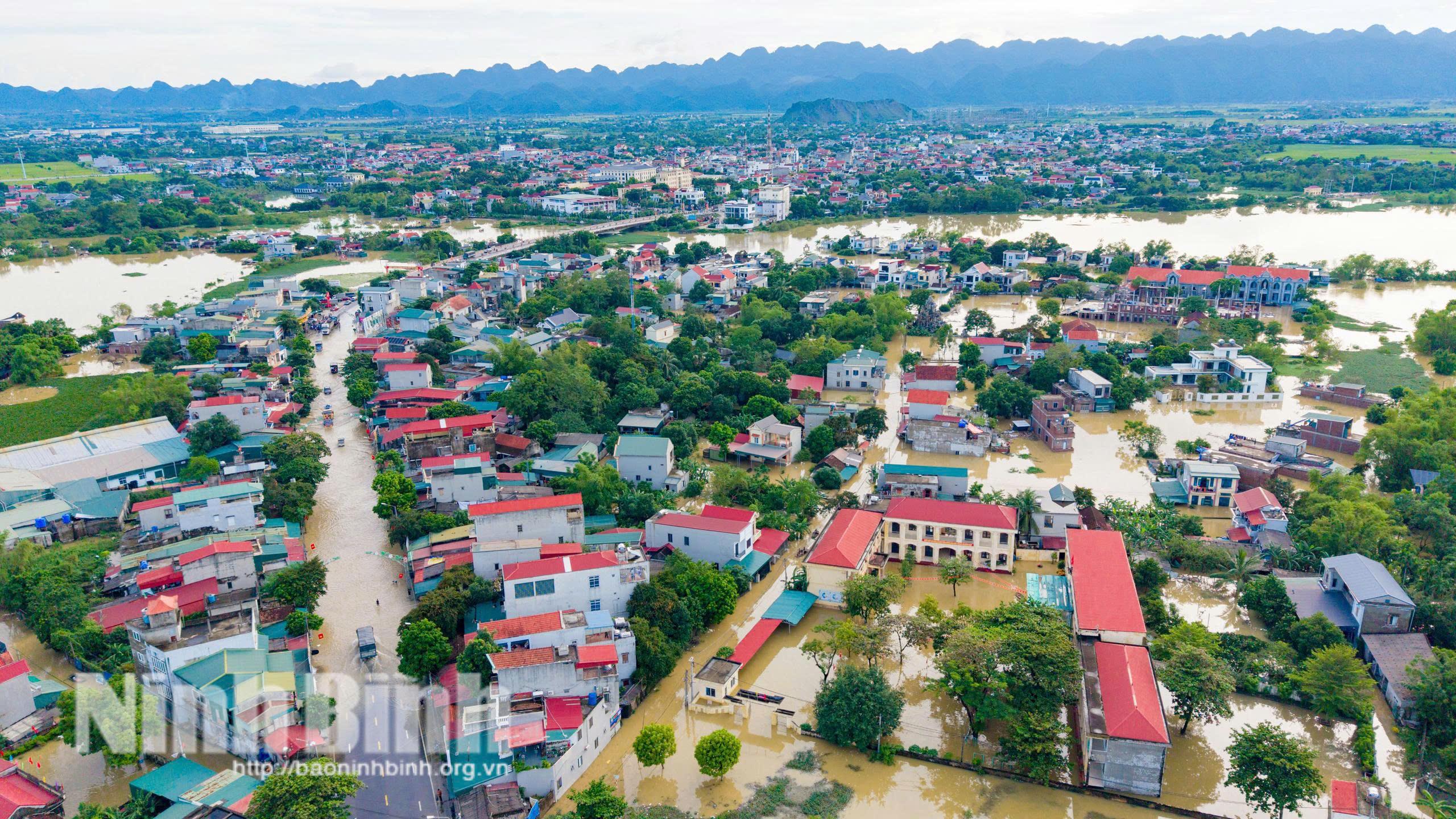Chủ tịch UBND tỉnh yêu cầu tập trung khắc phục nhanh hậu quả bão số 10 và mưa lũ