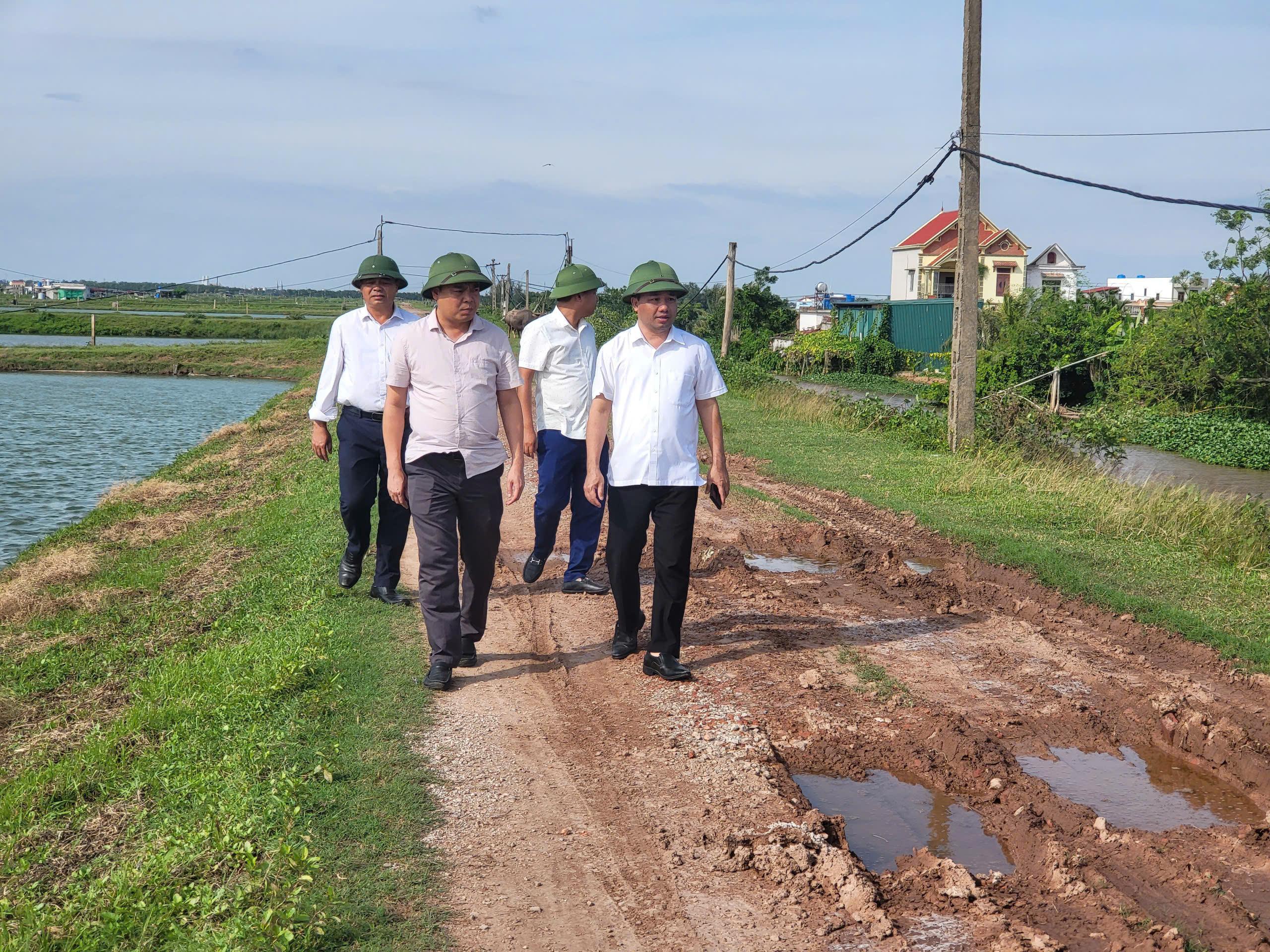 Đồng chí Chủ tịch UBND xã Giao Bình kiểm tra công tác đê, kè phòng chống bão số 9 năm 2025.