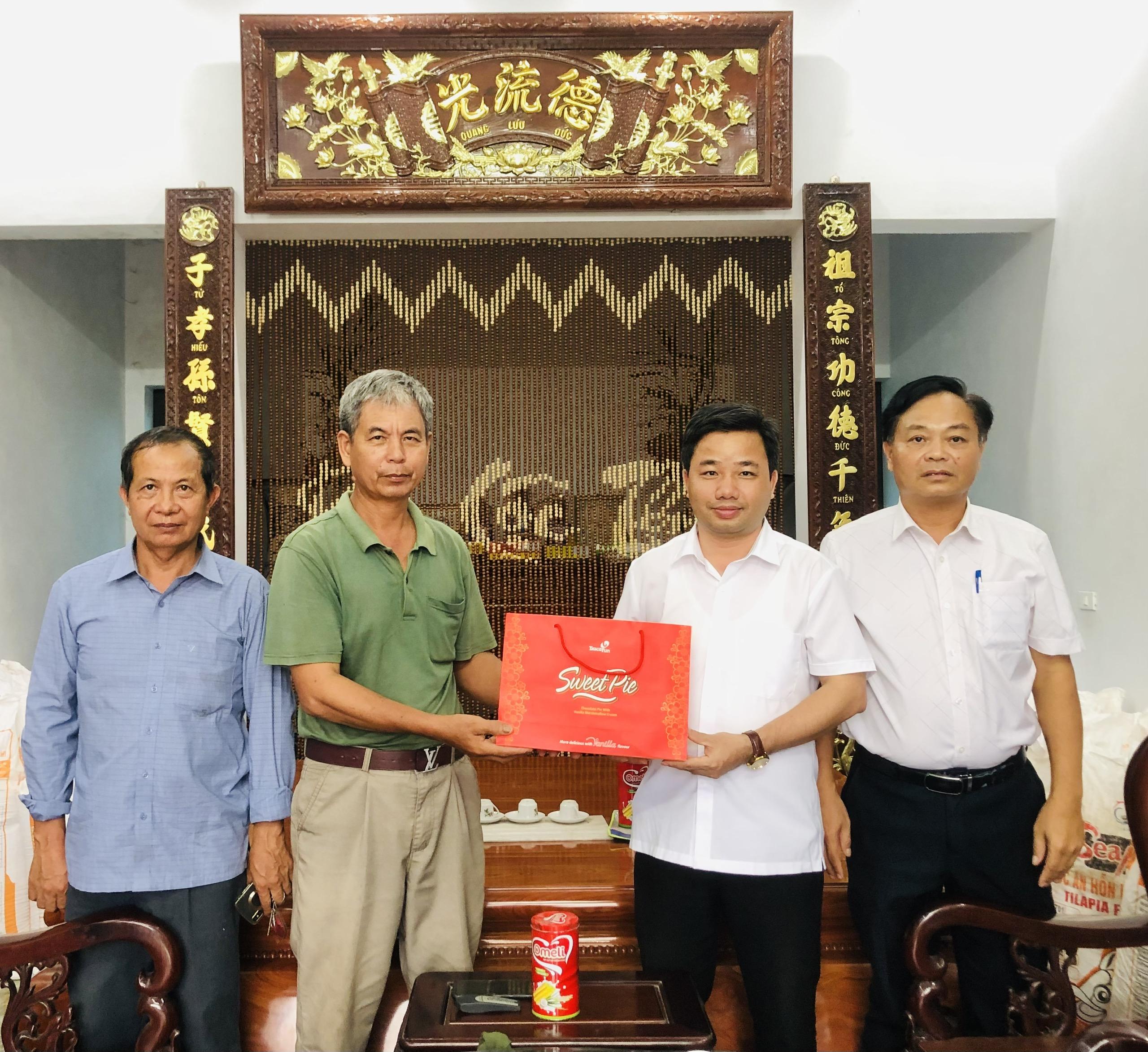 Nhân dịp kỷ niệm 78 năm Ngày Thương binh - Liệt sỹ địa phương xã Giao Bình tổ chức thăm, tặng quà các gia đình chính sách tiêu biểu trên địa bàn xã.