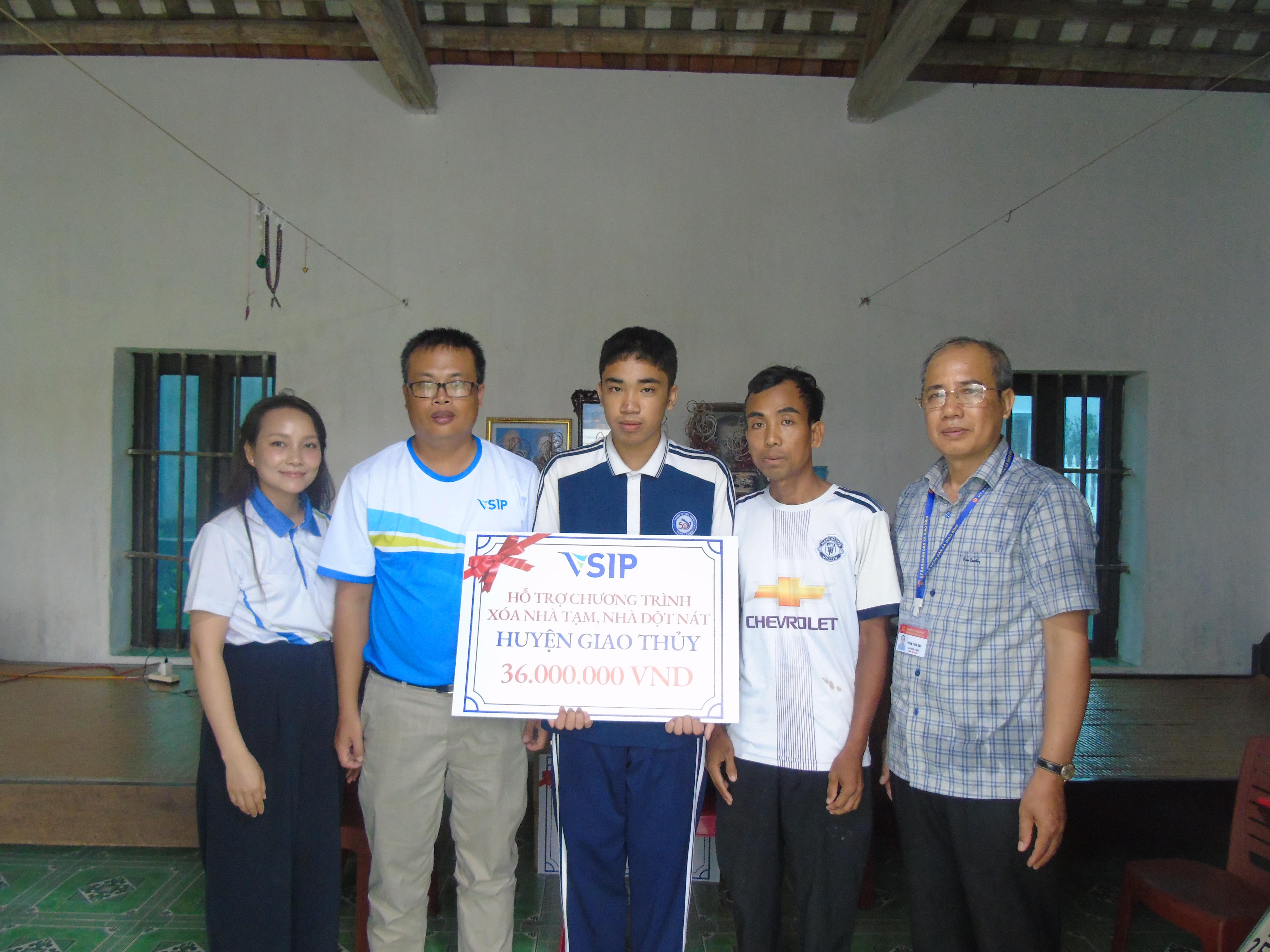Tập đoàn VSip trao quà hỗ trợ gia đình em Bùi Nguyên Thủ xây dựng và sửa chữa nhà ở tại xóm 7, xã Giao Bình.