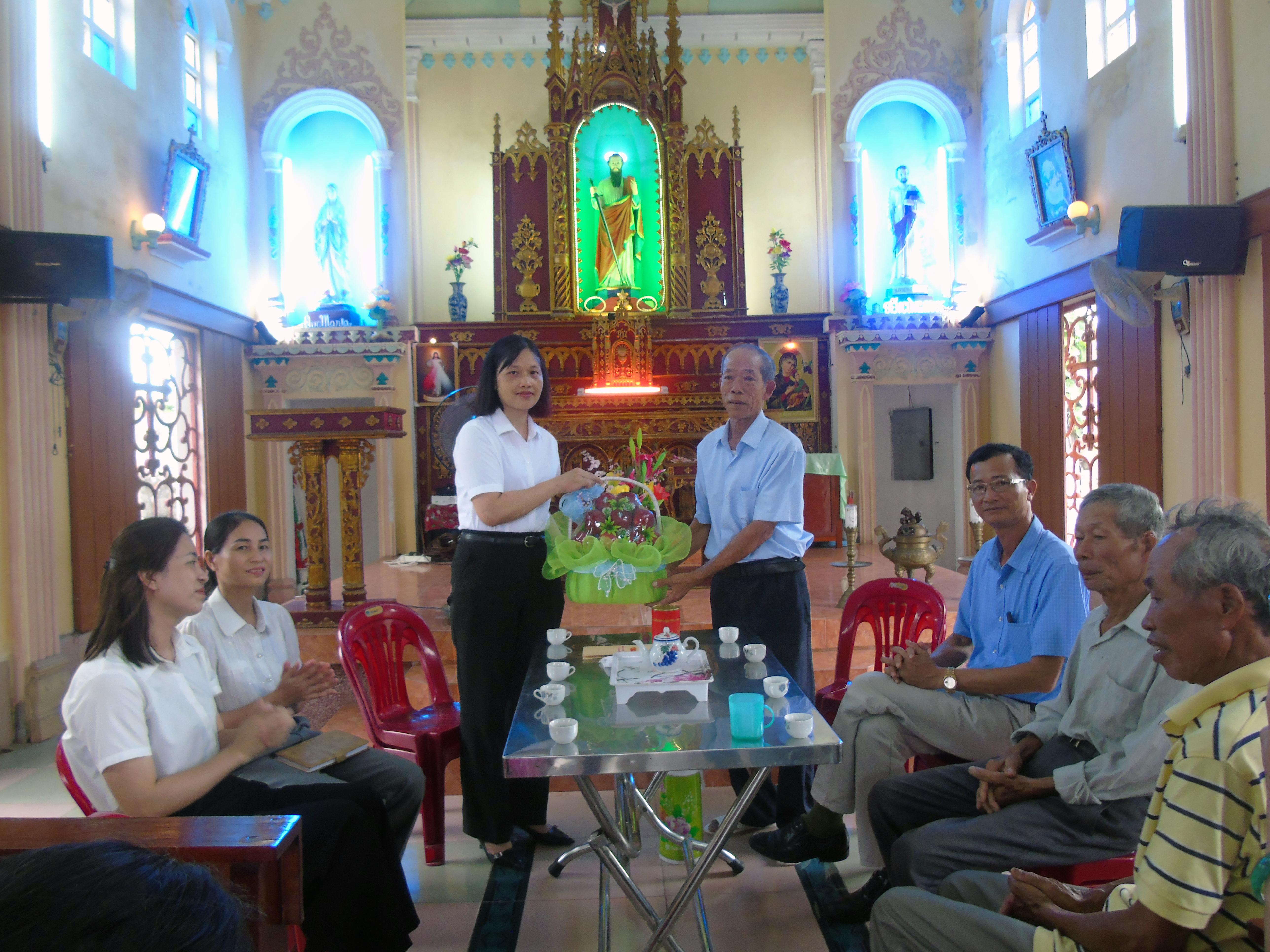 Đảng uỷ - HĐND – UBND – UBMTTQ xã tổ chức đi thăm, tặng quà các cơ sở tôn giáo trên địa bàn xã Giao Bình.