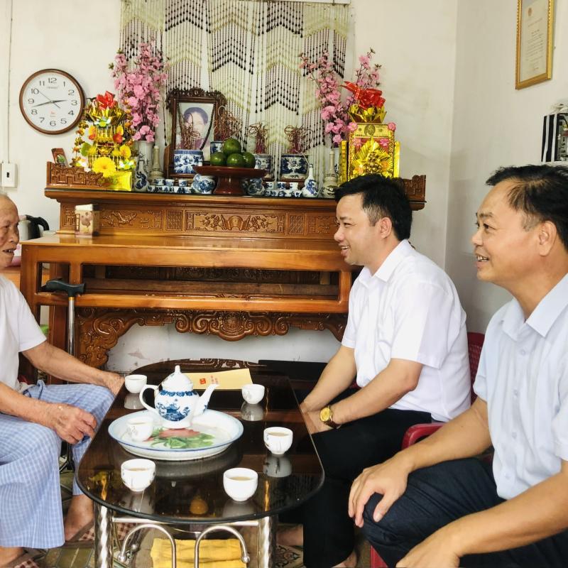 Đồng chí Chủ tịch UBND xã Giao Bình thăm, tặng quà người cao tuổi tiêu biểu nhân dịp hưởng ứng Tháng hành động vì người cao tuổi năm 2025.