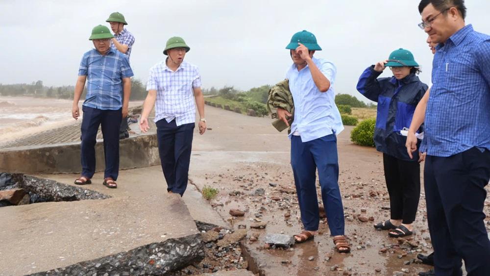 Lãnh đạo Đảng ủy, UBND xã Giao Ninh kiểm tra mức độ ảnh hưởng bởi bão số 10 tại địa phương
