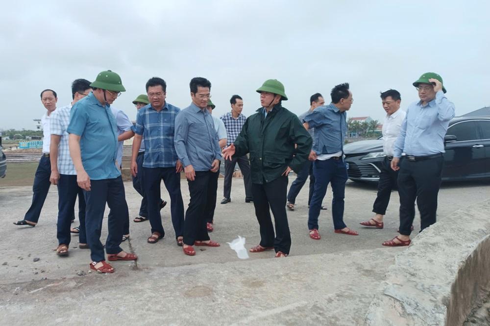 Đồng chí Phạm Quang Ngọc - Chủ tịch UBND tỉnh cùng đoàn công tác của tỉnh kiểm tra ảnh hưởng bởi bão số 10 tại xã Giao Ninh, tỉnh Ninh Bình