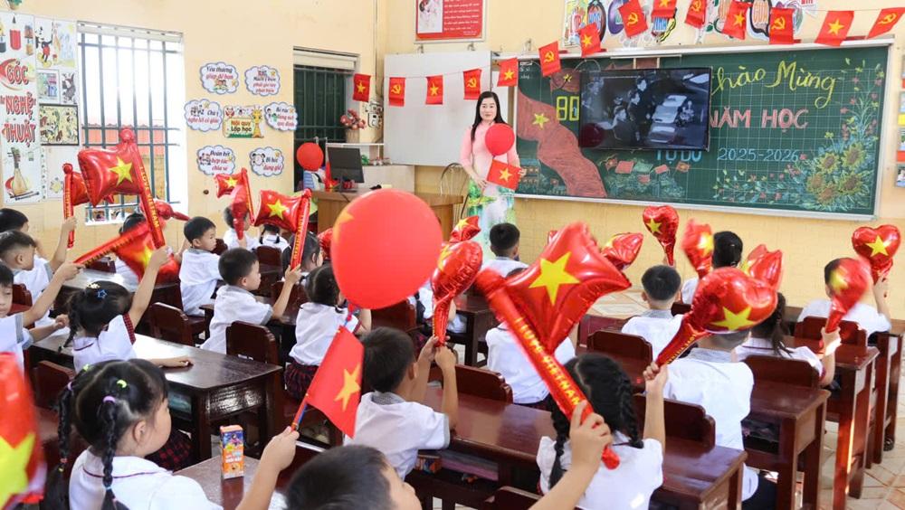 Các đồng chí lãnh đạo xã Giao Ninh dự, tặng hoa chúc mừng nhân Lễ khai giảng năm học mới 2025-2026 tại các trường học trên địa bàn