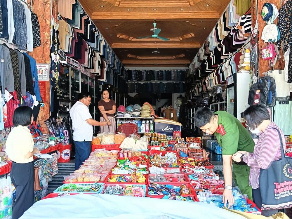 Đoàn kiểm tra liên ngành xã Giao Ninh kiểm tra công tác an toàn vệ sinh thực phẩm, phục vụ Tết Trung thu năm 2025