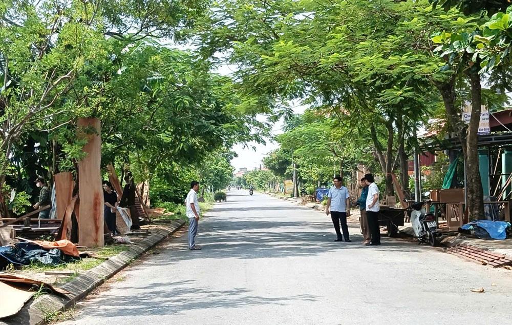 Đồng chí Phạm Trung Kiên - Chủ tịch UBND, trưởng Ban ATGT xã kiểm tra thực tế vi phạm trật tự hành lang ATGT trên địa bàn xã