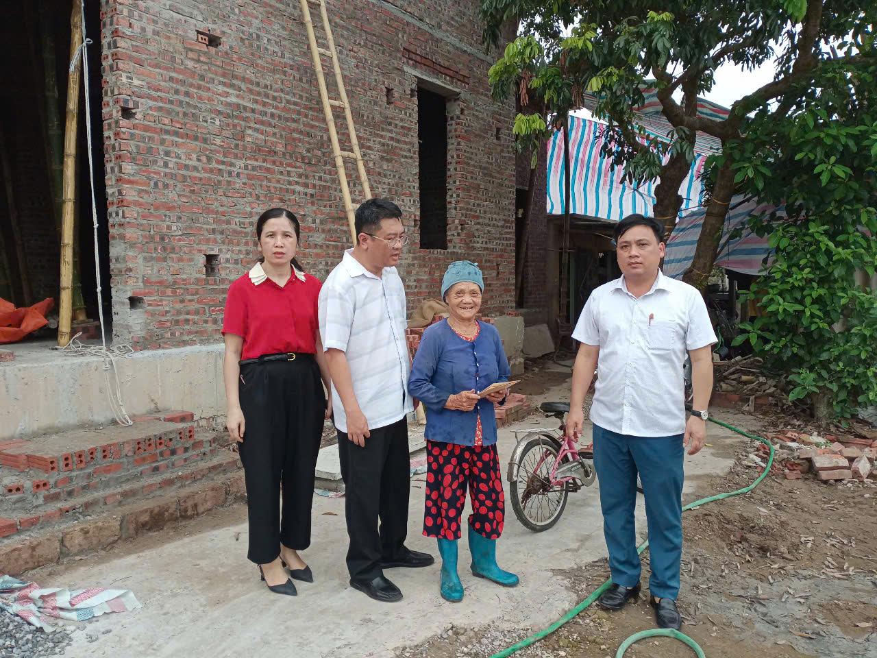 Đoàn công tác của Đảng ủy- HĐND -UBND xã Giao Ninh kiểm tra, thăm, động viên các gia đình trong chương trình xóa nhà tạm, nhà dột nát