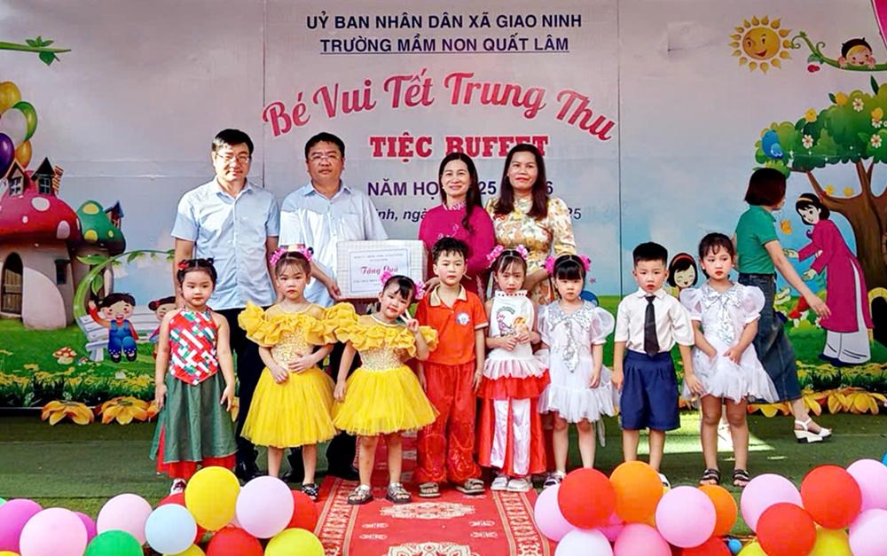 Đồng chí Doãn Quang Hùng - TUV, Bí thư Đảng ủy, Chủ tịch HĐND xã chúc tết Trung thu tại trường Mầm non Quất Lâm