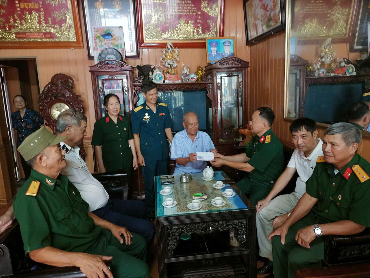 Ban chấp hành Hội Cựu chiến binh xã Giao Ninh tổ chức thăm, tặng quà gia đình chính sách và hội viên có hoàn cảnh đặc biệt khó khăn trên địa bàn xã.