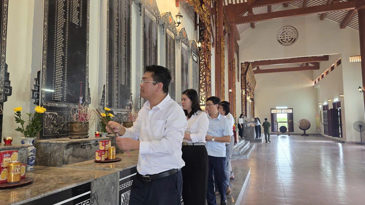 Đảng uỷ xã Giao Ninh tổ chức Lễ dâng hương tưởng niệm các anh hùng Liệt sỹ tại Đền liệt sỹ Giao Thuỷ