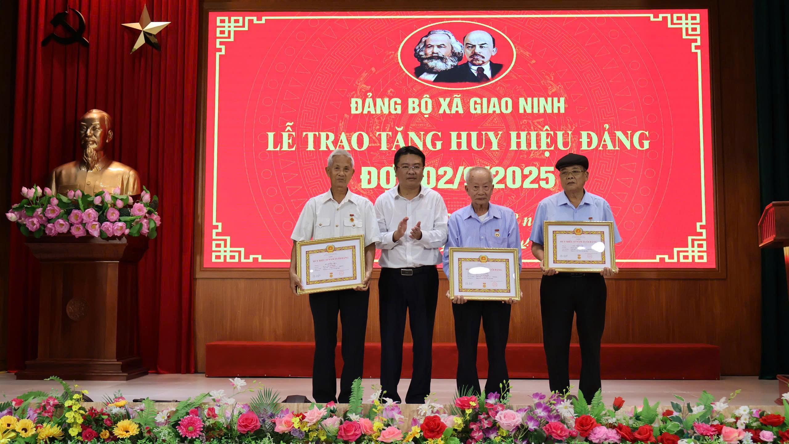 Đảng uỷ xã Giao Ninh tổ chức Lễ trao tặng Huy hiệu Đảng. Nhân dịp kỷ niệm 80 năm Cách mạng Tháng Tám và Quốc khánh 02/9/2025