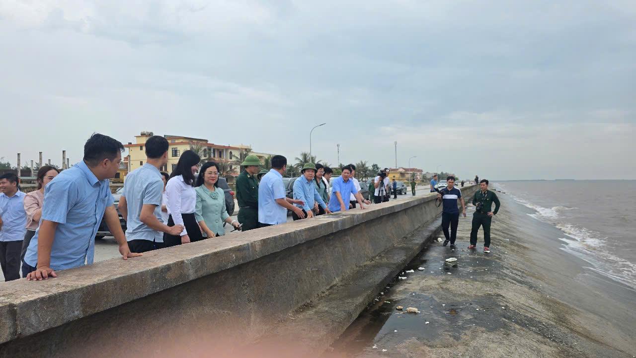 Đồng chí Phạm Quang Ngọc, Phó Bí thư Tỉnh ủy, Chủ tịch UBND tỉnh và đoàn kiểm tra tại khu vực đê kè biển Quất Lâm xã Giao Ninh