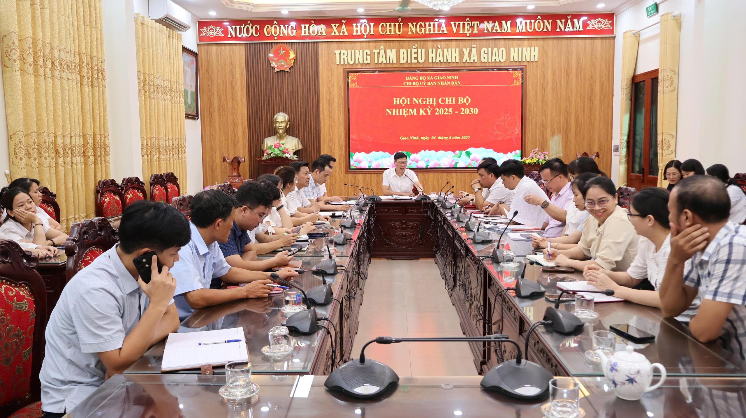 Hội nghị Chi bộ Cơ quan Ủy ban nhân dân xã Giao Ninh