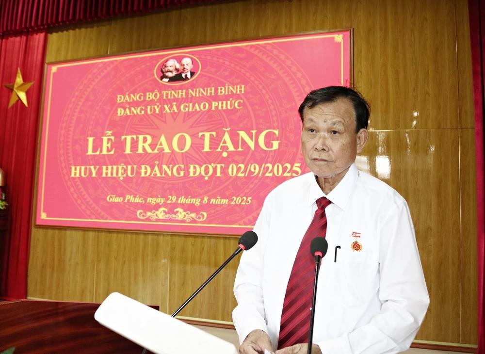 AGPhuc trao HH Dang DC TCap 29 8 2025