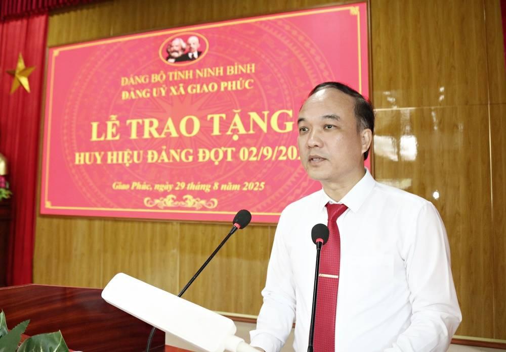 AGPhuc trao HH Dang DC Tung 29 8 2025