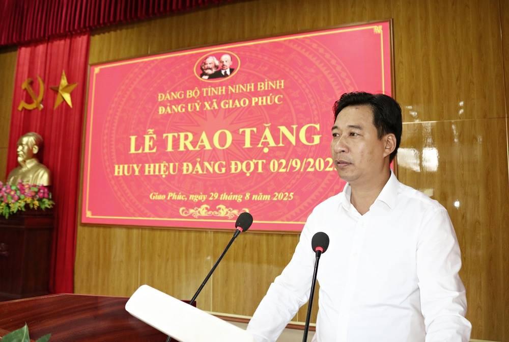 AGPhuc trao HH Dang DC Tuyen 29 8 2025