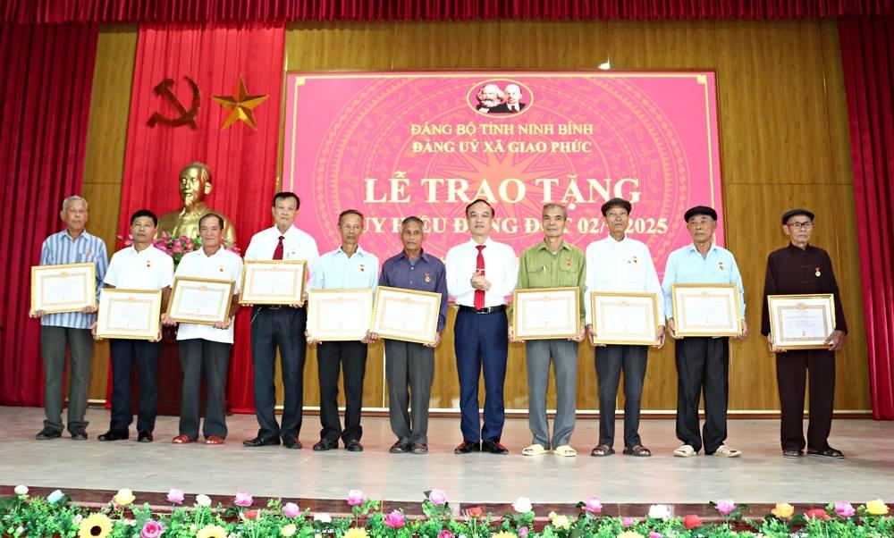 AGPhuc trao HH Dang1 29 8 2025