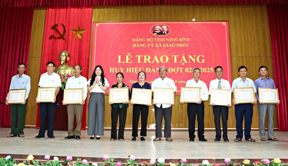 AGPhuc trao HH Dang2 29 8 2025