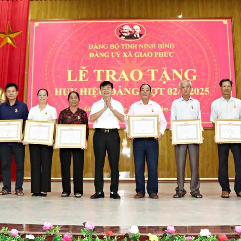 Đảng ủy xã Giao Phúc, tỉnh Ninh Bình trao huy hiệu Đảng đợt 2/9 cho 35 đồng chí đảng viên