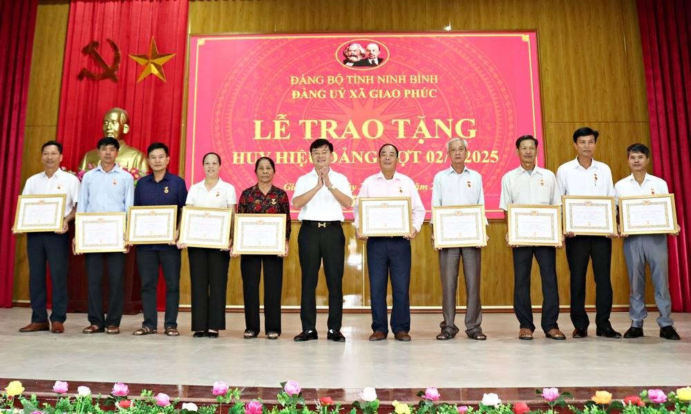 AGPhuc trao HH Dang3 29 8 2025